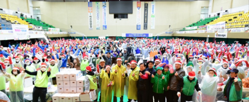 1.안산시, 김장 나눔 대축제 열어…‘온기 담아 소외계층에 김치 전달’(7).jpg