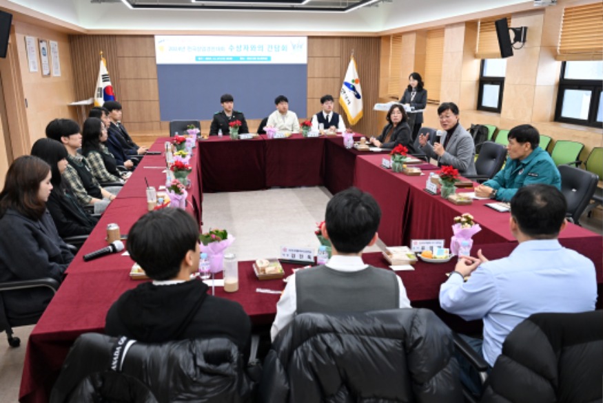 3.안산시, 전국상업경진대회 수상자 간담회 개최…“안산의 잠재력 증명”(2).jpg