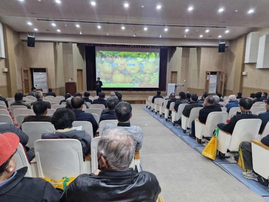 2. 아산시, 아산배연구회원에 일소·열과 피해 및 과수화상병 예방 교육 (1).jpg