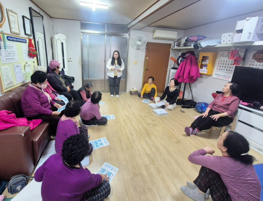 3.경로당 한랭질환 예방 보건교육 사진.jpg