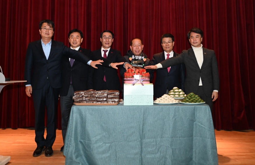 12일 (고품질 ‘홍성딸기’ K-딸기 리더한다!!) 2.jpeg