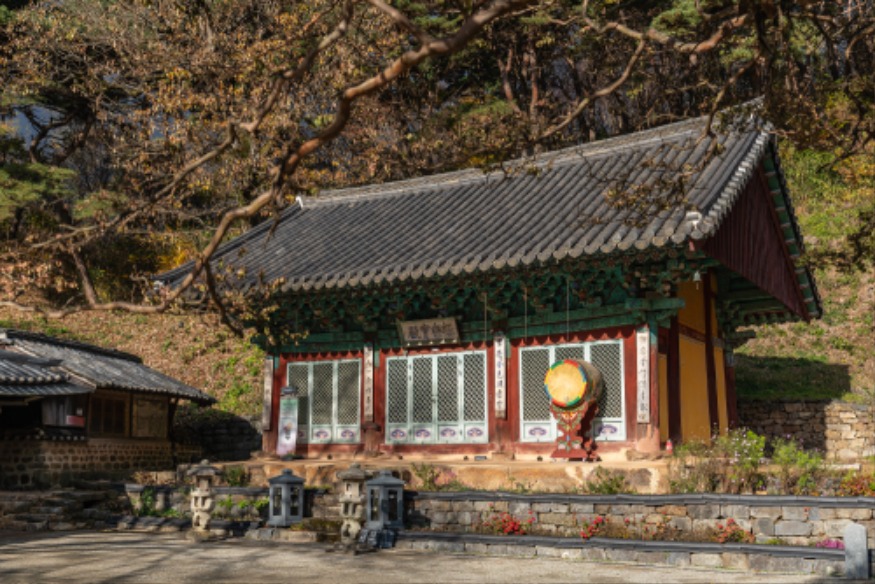 1. 올해 4월 국가 지정 보물로 승격된 ‘서산 문수사 극락보전’ 전경.jpg