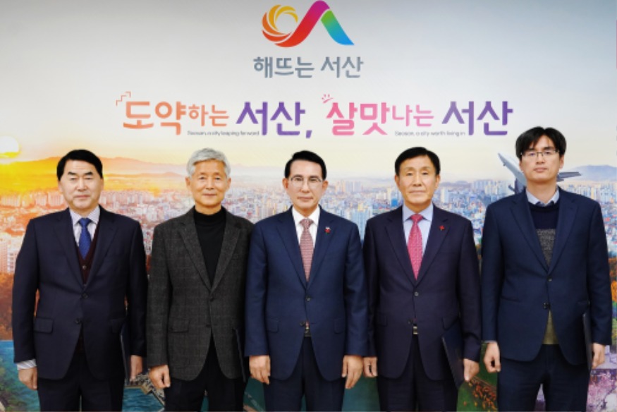 4. 26일 시청 시장실에서 열린 임원 임명장 수여식(왼쪽부터 유병수 이사, 이병찬 이사, 이완섭 서산시장, 김성호 이사장, 이승기 이사).JPG