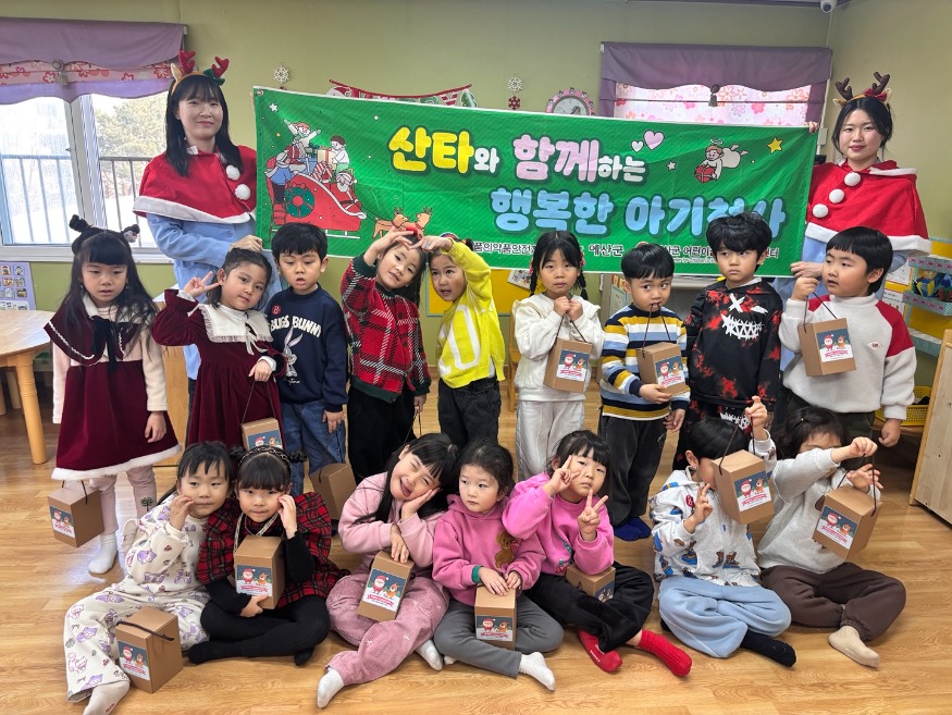 5.2024년 산타와 함께하는 행복한 아기천사 진행 모습.jpg