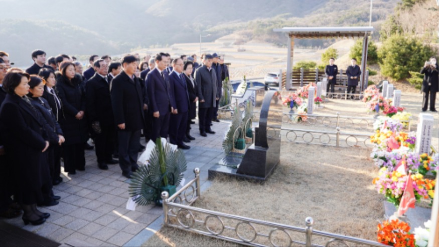 1. 이완섭 서산시장이 2일 대전국립현충원에 방문해 순국선열과 호국영령의 뜻을 기렸다.4(연평도 포격 전사자 묘역).jpg