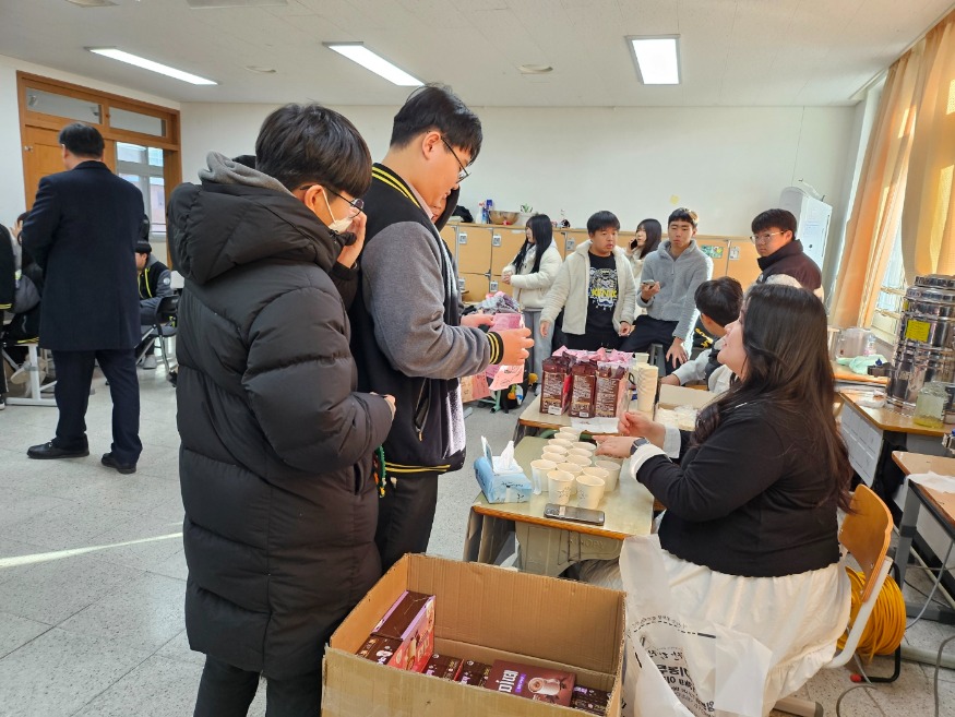 (사진5)송악청소년문화의집 축제 부스 운영 사진2.jpg