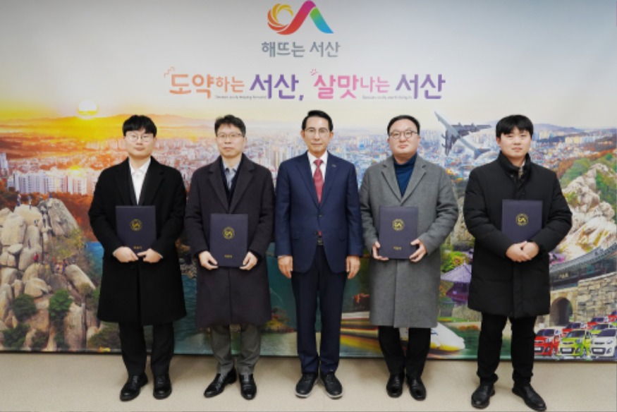 1. 10일 시청 시장실에서 열린 비정규직 근로자지원센터 고문 노무사 위촉식(왼쪽부터 김상덕, 권형하 노무사, 이완섭 서산시장, 임성진, 박성수 노무사).JPG