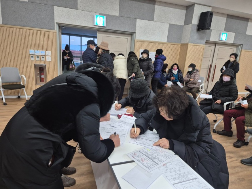 1. 동문1동 주민자치센터 프로그램 신청서 작성 모습과 수강신청 접수 모습2.JPG