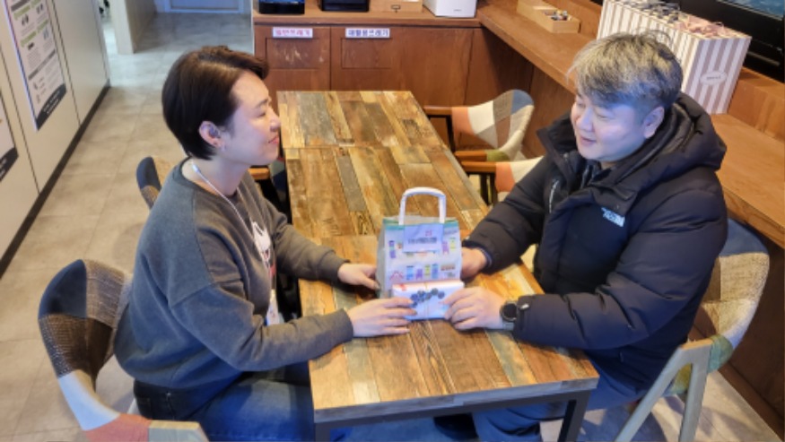 1. 서산상공회의소가 관내 중소기업 근로자를 위한 복지포인트를 중소기업에 전달하는 모습.jpg
