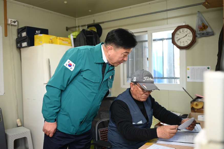 1.최재구 예산군수 거점소독시설 방문 모습3.jpg