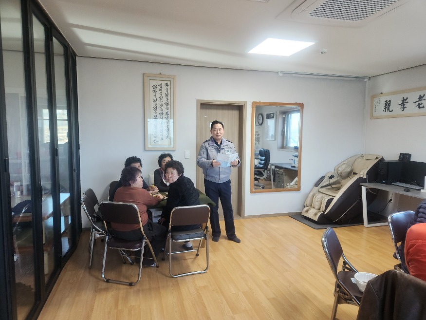 250219 서산경찰서 부석파출소 경로당 방문 어르신들 상대 교통안전 및 보이스피싱 예방교육 최선!.jpg