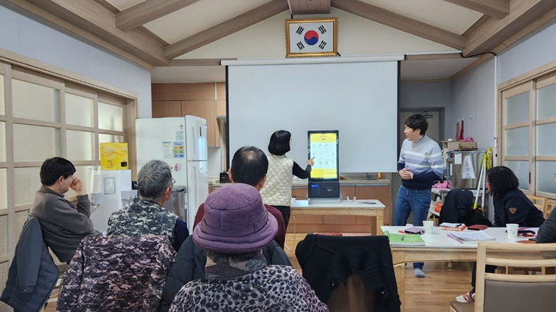 3. 2월 13일 부석면 월계2리 경로당에서 진행된 ‘마을 찾아가는 정보화 교육’.JPG