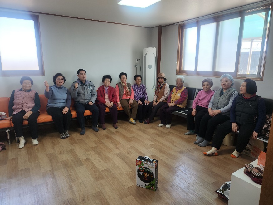 250224 서산경찰서 부석파출소 노인들 상대 교통사고 예방활동 전개!.jpg