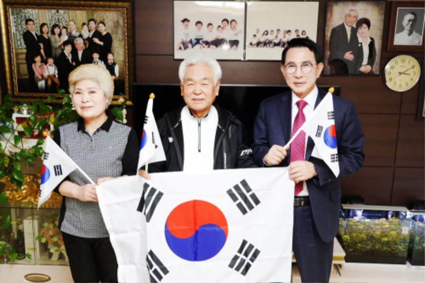 1. 이완섭 서산시장이 25일 지곡면에 거주하는 임승규 씨를 찾아 위문했다.2.JPG