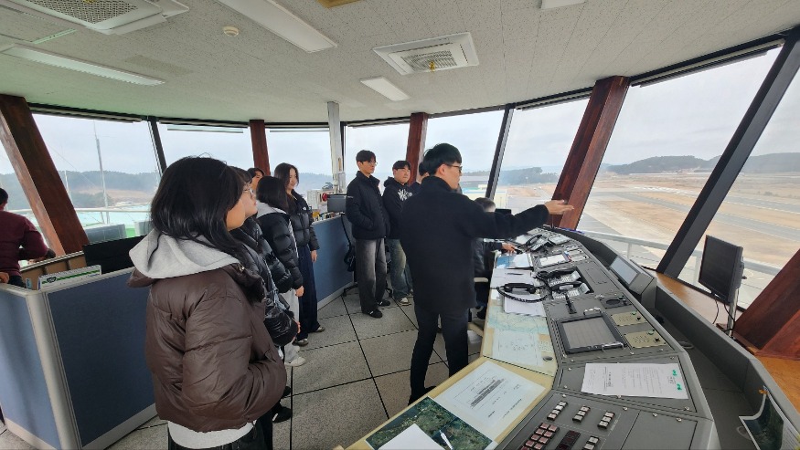 3. ②25일 한서대학교 관제교육원에서 진행된 탐방 모습.jpg