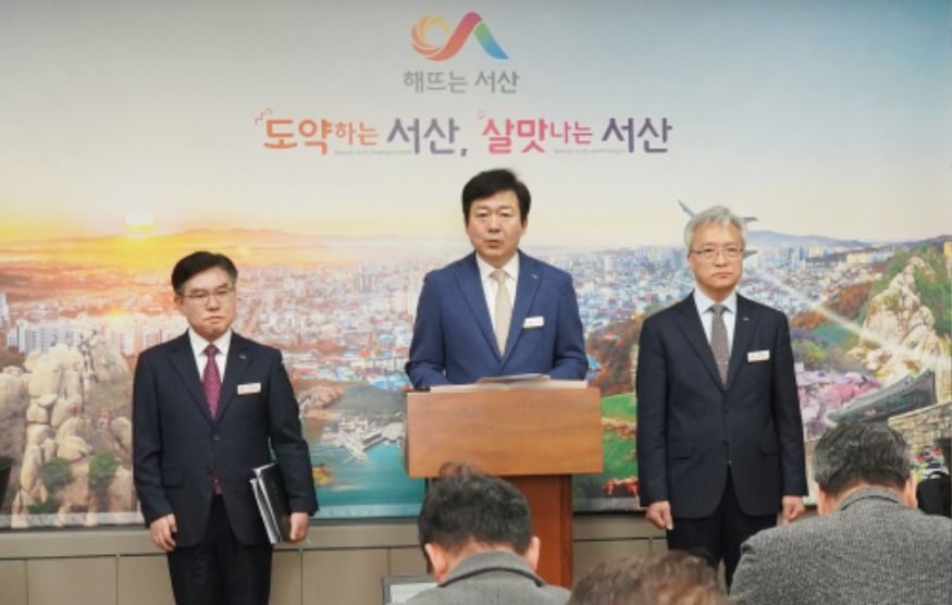 1. 홍순광 서산시 부시장이 5일 시청 브리핑룸에서 서산 예천지구 공영주차장·초록광장 조성에 대한 감사원 공익감사 결과를 발표했다.1.jpg