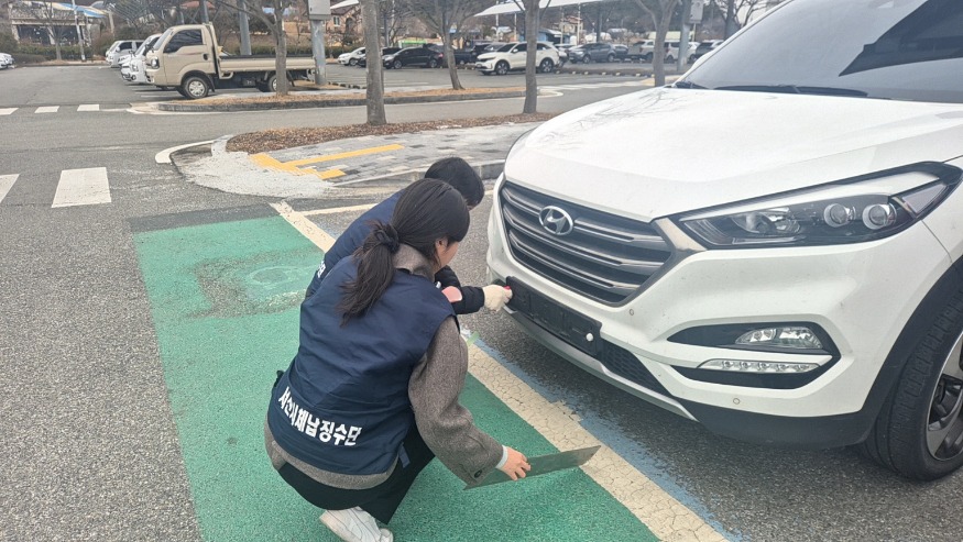 4. 지난해 서산시 직원이 자동차동록번호판을 영치하는 모습.jpg