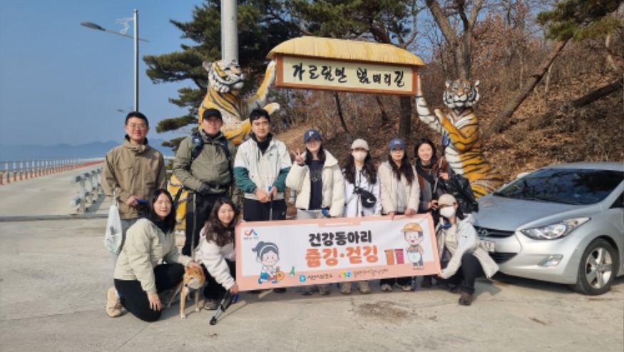 2. 9일 팔봉면 범머리길에서 진행된 건강동아리 줍깅·걷깅 동아리 활동1.JPG