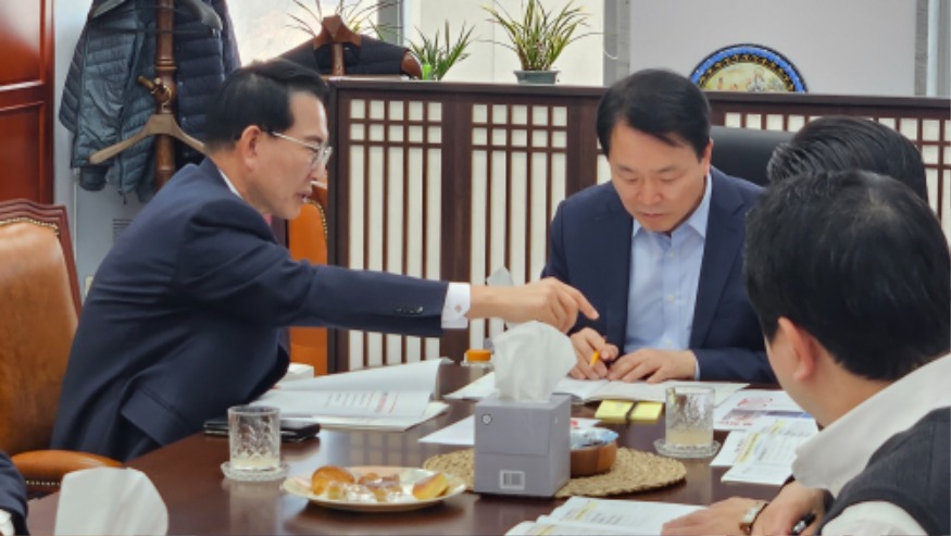 1. 이완섭 서산시장이 13일 국회를 방문해 성일종 국방위원장을 만나 주요 현안에 대해 설명했다..jpg