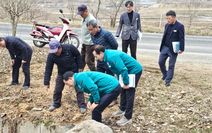 3. 이완섭 서산시장이 지난 3월 12일 팔봉면 금학리 배수로 정비 현장을 방문해 지역 주민의 의견을 수렴하고 현장을 점검했다..jpg