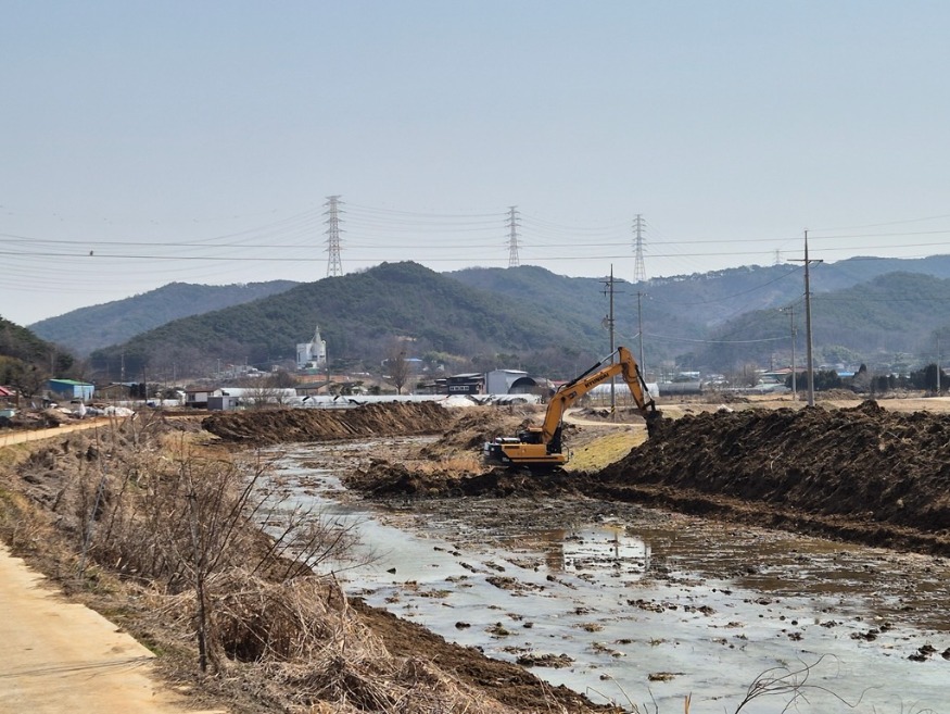 (사진2)퇴적토 준설작업1.jpg