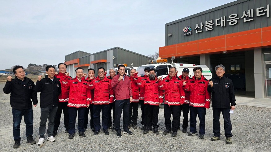1. 이완섭 서산시장이 지난 3월 23일 음암면 산불대응센터에 방문해 산림재난 특수진화대원들을 격려했다..jpg