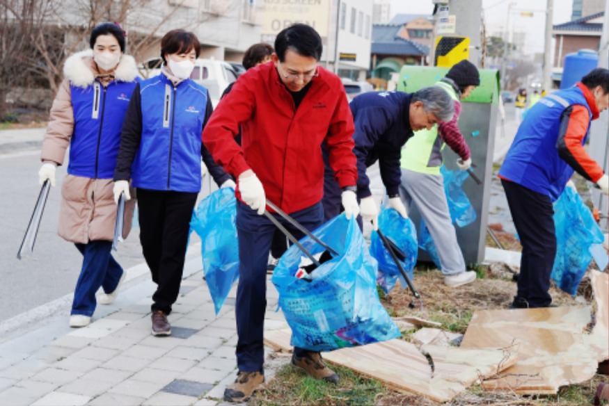 1. 이완섭 서산시장이 26일 국토 대청소에 동참하며 시민과 함께 환경정화 활동을 진행했다.3.JPG