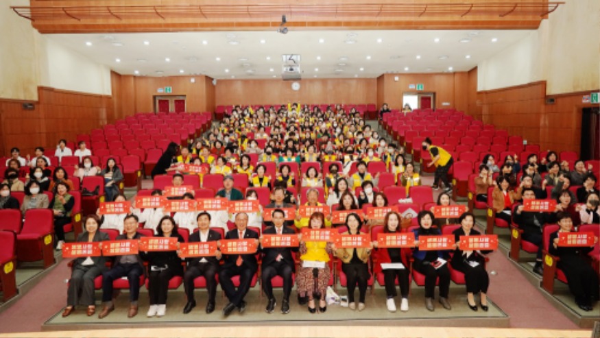 2. 25일 서산시 문화회관 대공연장에서 진행된 2025년 자살예방 멘토링 사업 설명회1.JPG