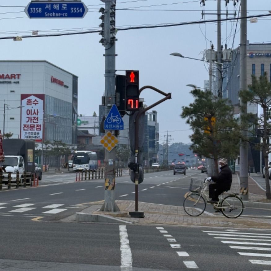 4. 석남사거리 교차로에 설치된 보행자 신호등 적색 잔여시간 표시기.jpg