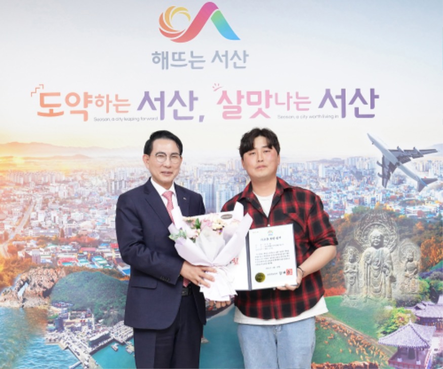 1. 시청 시장실에서 10일 진행된 최호영 씨 의상자·의로운 도민 증서 전수식2.JPG