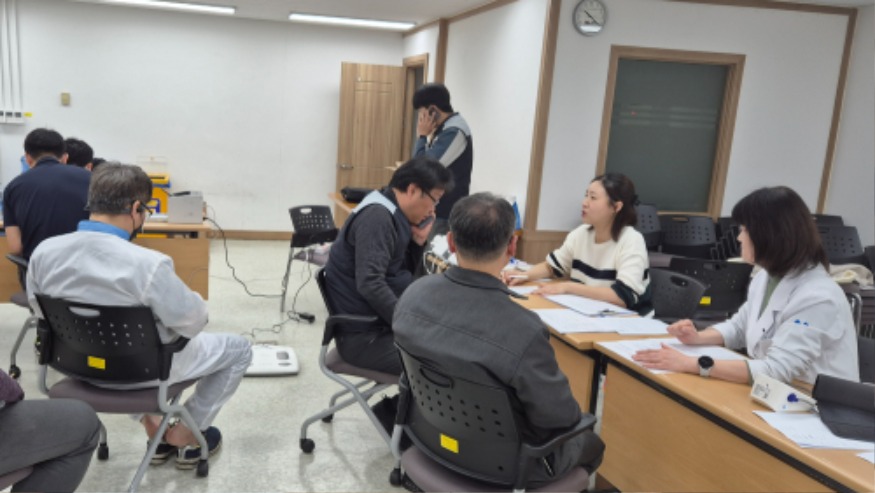 4. 지난 4월 8일 동희오토㈜ 사무실에서 만성질환관리 서비스 제공을 위한 건강검진이 진행되는 모습1.jpg