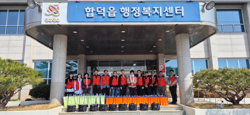 (사진5)합덕읍 지사협 비타민 꾸러미 전달식.jpg