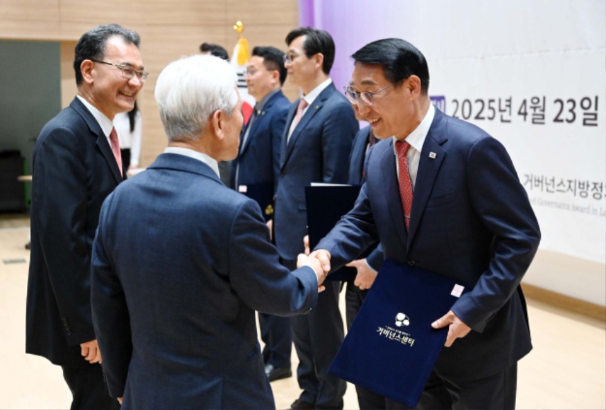 24일 (이용록 홍성군수, 2025 거버넌스 지방정치대상 수상)2.jpg
