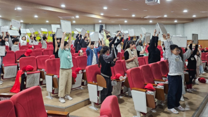 3. 28일 예천초등학교 체육관에서 열린 어린이 안전 골든벨.jpg