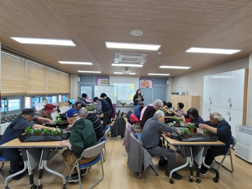(사진6)치매가족지지프로그램(힐링 프로그램).jpg