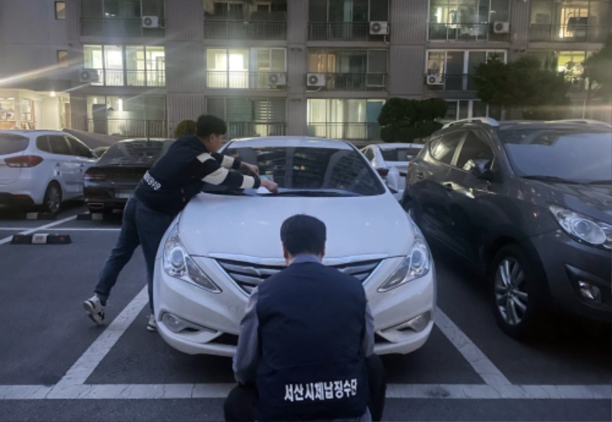 1. 지난 7일 체납 차량 밀집 지역에서 진행된 야간 번호판 영치 활동.jpg