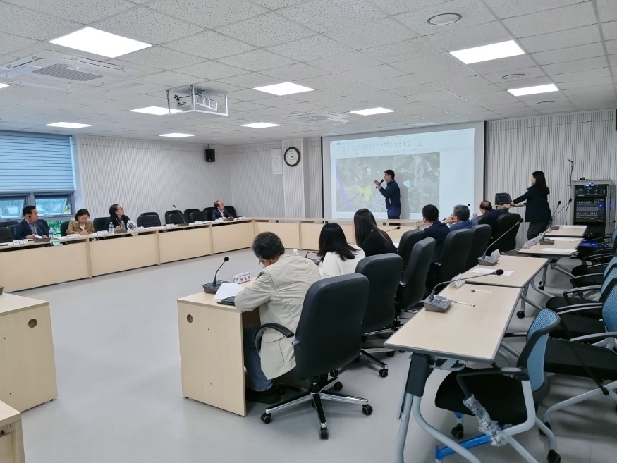 (사진5)팔아산주변토지현황설명_김형윤송악부읍장.jpg