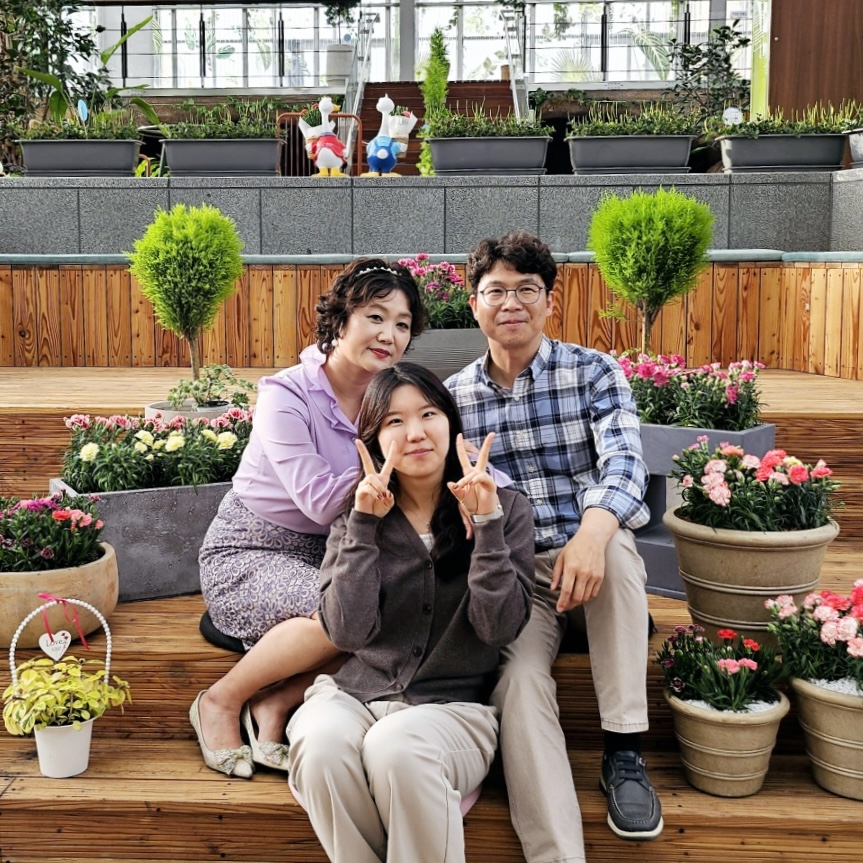 12일 (홍성군, 가정의달 맞아 치유쉼터 카네이션 포토존 운영).jpg