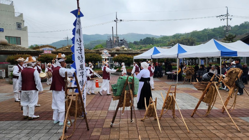 3.예덕상무사가 예산시장 광장에서 길놀이 공연을 선보이는 모습2.jpg