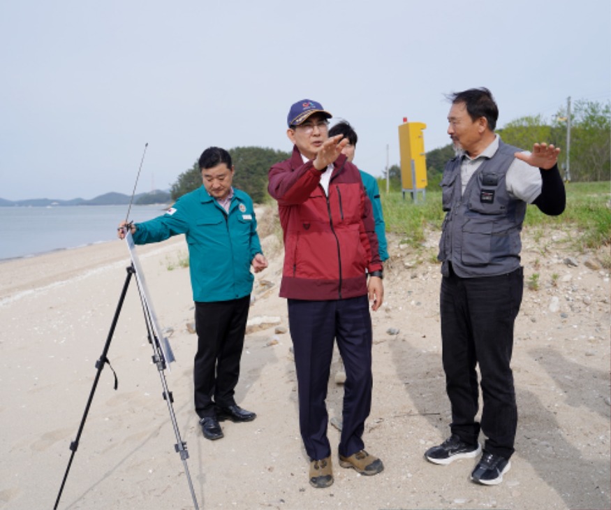 1. 이완섭 서산시장이 14일 섬 지역 사업 추진 현장을 방문해 추진 현황을 점검했다.2(고파도).JPG