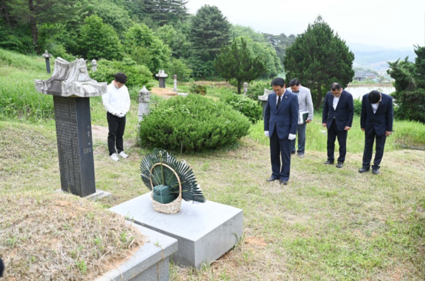 23일 (홍성군, 광복80주년 맞아 독립유공자 묘소 참배).jpg