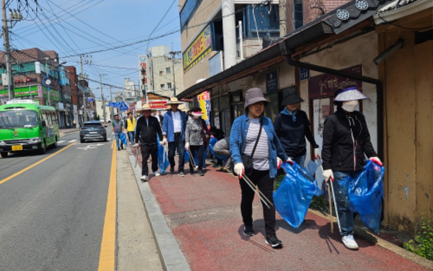 5. 26일 서부상가 일원에서 진행된 일제 대청소의 날 행사3.jpg