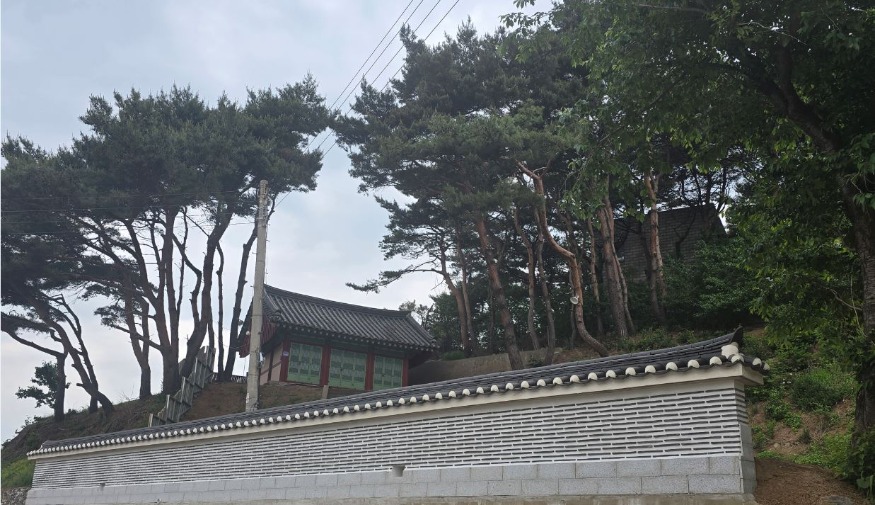 (사진3)안섬당집 담장 설치1.JPG